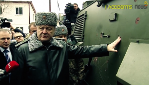 Ukrainian Pres. Petro Poroschenko touches the Saxon’s thin armor. Photo via Accidents News