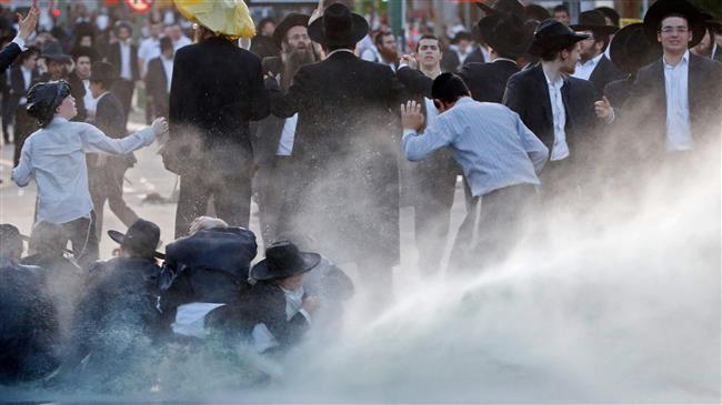 Israel uses stun grenade against draft protesters