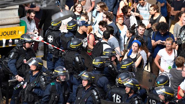 More police brutality at latest French rail protest