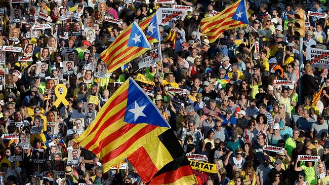 Spain: Solidarity march for imprisoned and exiled Catalan politicians