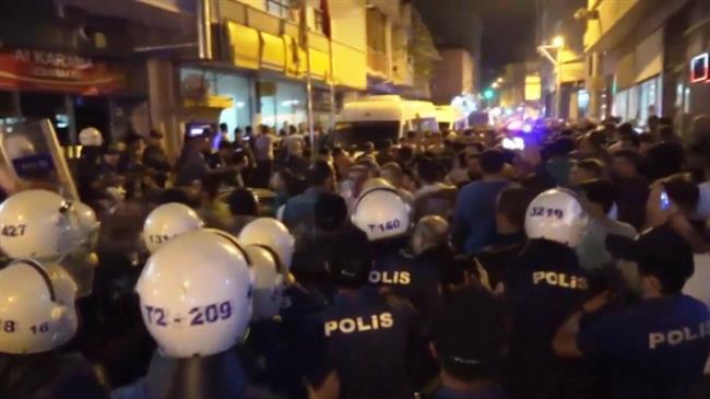 Syrian shop windows smashed by Turks in Bursa