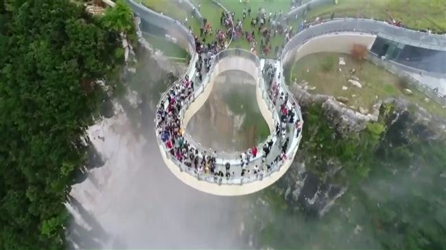 Glass-bottomed bridge in southwest China offers breathtaking special effects