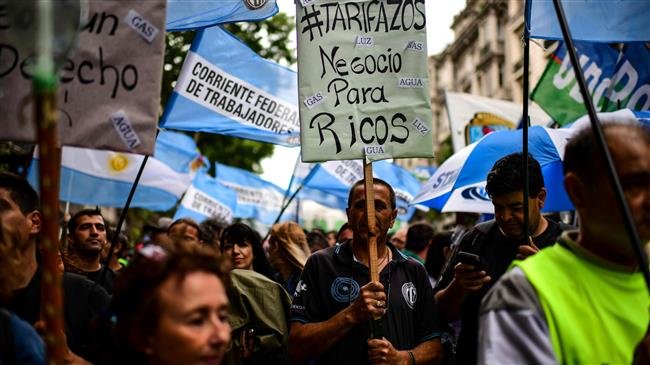 Tens of thousands march in Argentina against Macri’s austerity