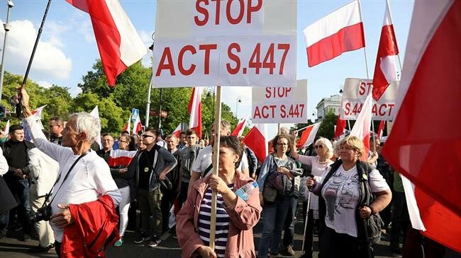 Poles hold ‘largest’ protest against US pressure over Jews