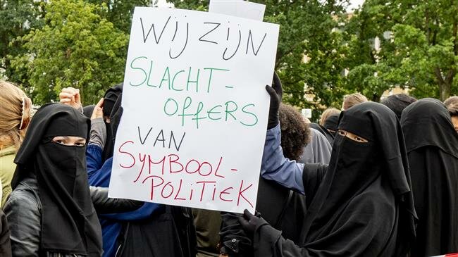 Women protest against burqa ban in Hague