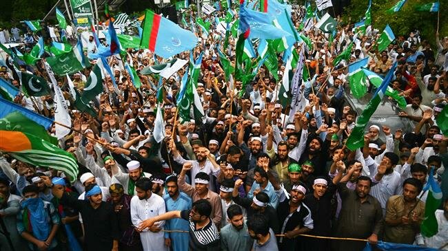 Thousands of protesters march in Islamabad in solidarity with Kashmir