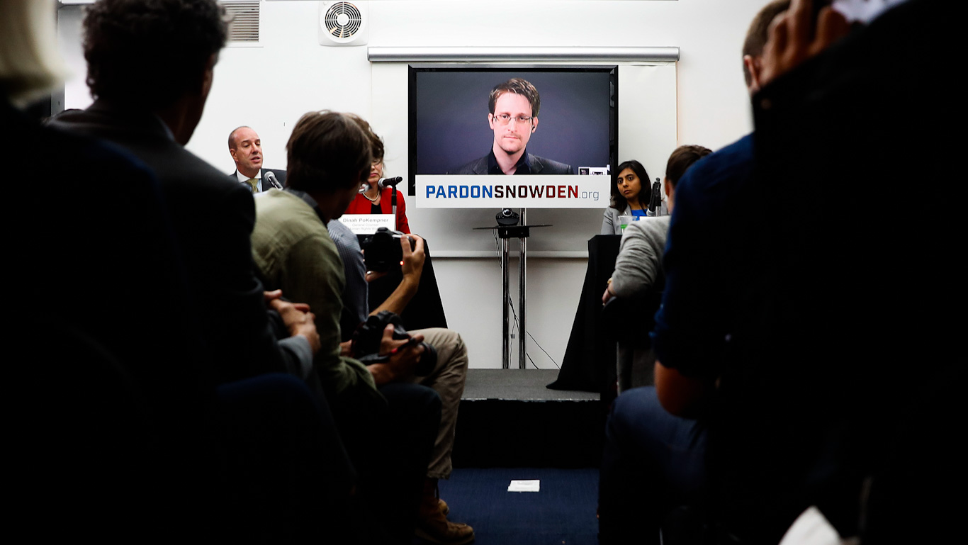 Left and Right Unite in Calls for Snowden Pardon Amid Speculation of a Trump Decision