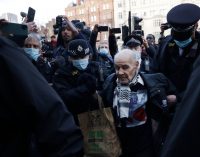 Journalists, Activists Condemn UK Decision to Keep Assange Locked Up without Charge