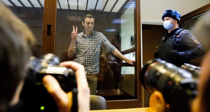 Former US Ambassador Claims He Never Met Navalny but Unearthed Photo Shows Otherwise