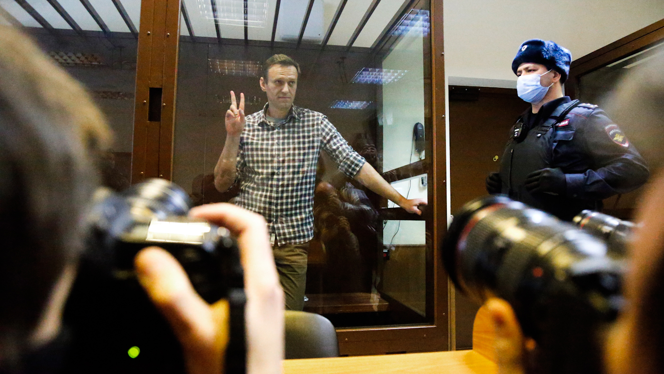 Former US Ambassador Claims He Never Met Navalny but Unearthed Photo Shows Otherwise