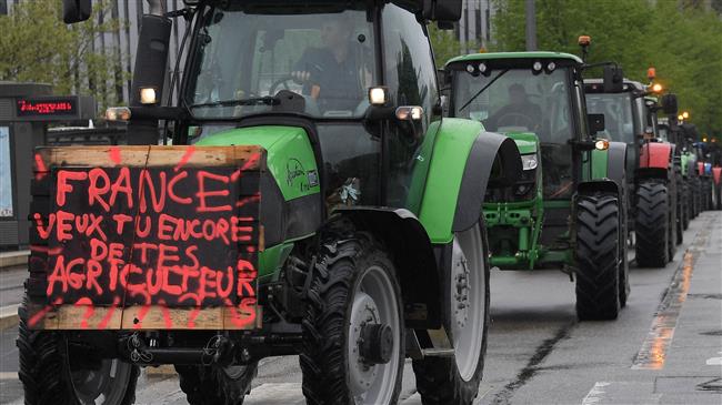french-farmers-block-motorway-to-protest-new-agriculture-policy